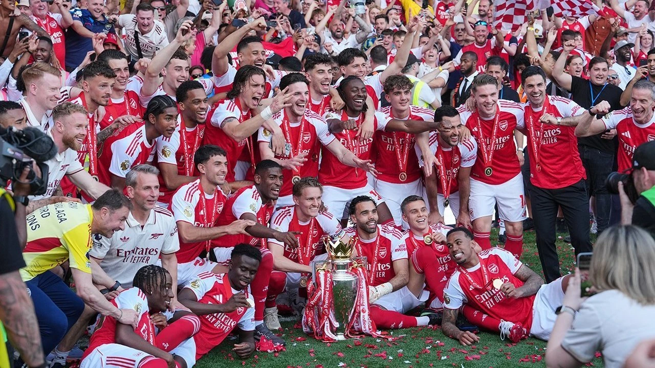 Para pemain Arsenal merayakan gelar juara Premier League